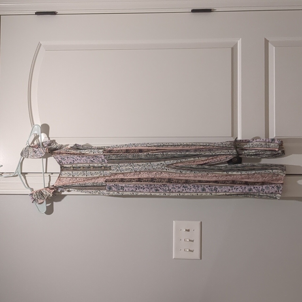 Size girls large from Art Class. The colors are pink, white, black, etc.